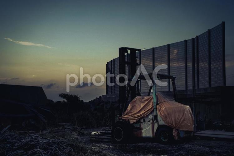 ＜素材＞夕暮れの暗い漁港放置された重機 風景,フォークリフト,重機の写真素材