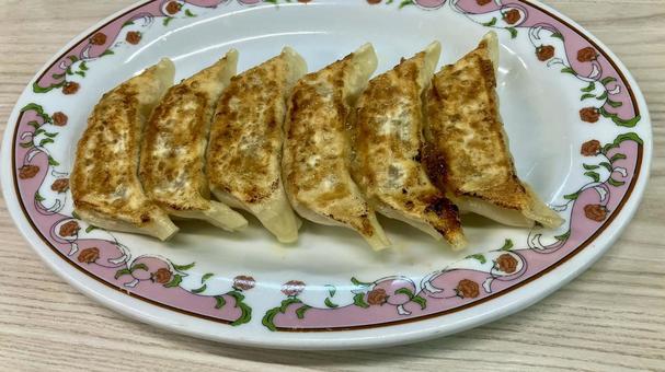今までで一番綺麗な焼き目の餃子だと思って 今までで一番綺麗な焼き目の餃子だと思って 焼き餃子,焼目,餃子だけの写真素材