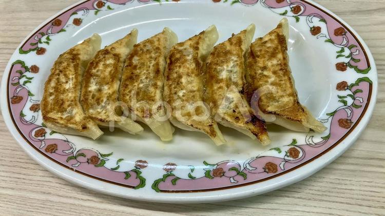 今までで一番綺麗な焼き目の餃子だと思って 焼き餃子,焼目,餃子だけの写真素材