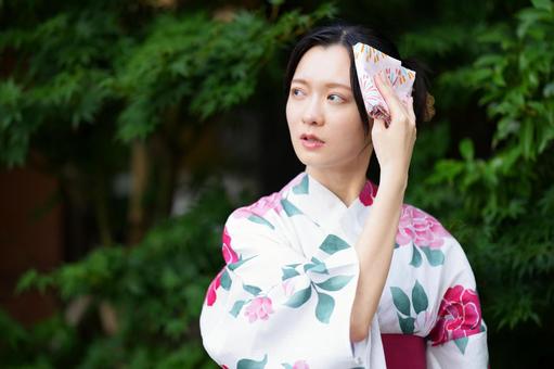 浴衣姿の女性が髪に手を添えて整える 女性,浴衣,ハンカチの写真素材