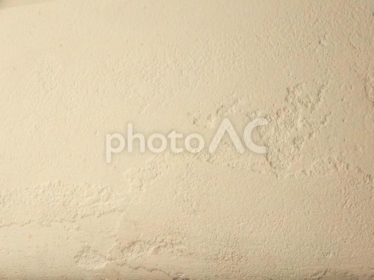 ところどころ剥がれた漆喰の壁 漆喰,しっくい,塗りの写真素材