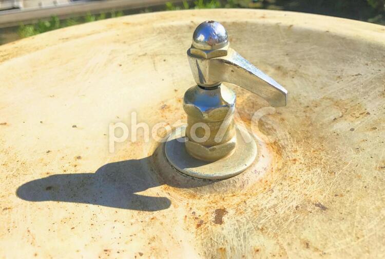 公園にある水を飲むための蛇口 蛇口,水,水飲み場の写真素材
