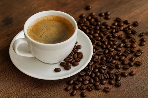 コーヒーカップと豆 コーヒーカップと豆の写真