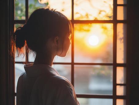 庭先の和室にたたずむ女性のイメージ 庭先の和室にたたずむ女性のイメージの写真