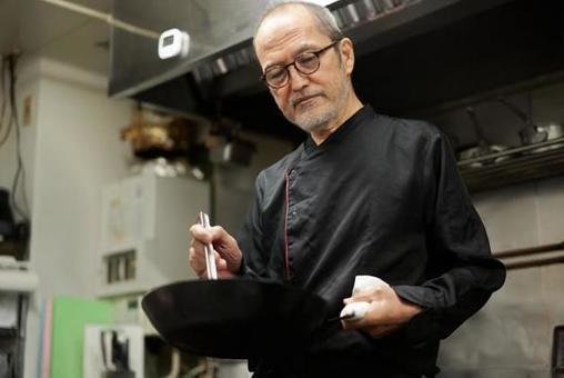 Asian cook cooking in a restaurant, un homme, les personnes âgées, dessoureur, JPG