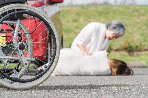 交通事故を起こした高齢者と被害者の女性 交通事故,高齢運転者,事故の写真素材