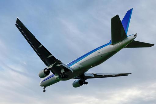 着陸態勢に入る大型旅客機 着陸態勢に入る大型旅客機 飛行機,空,雲の写真素材