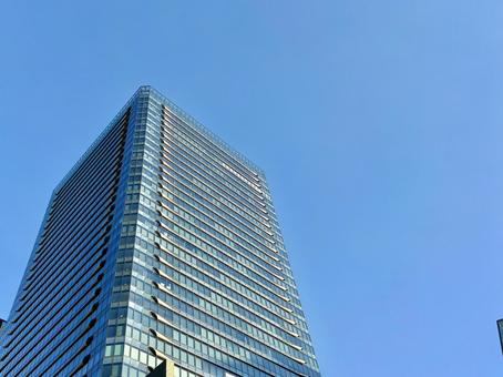 青空と高層ビル，大阪 大阪,高層ビル,ビルの写真素材