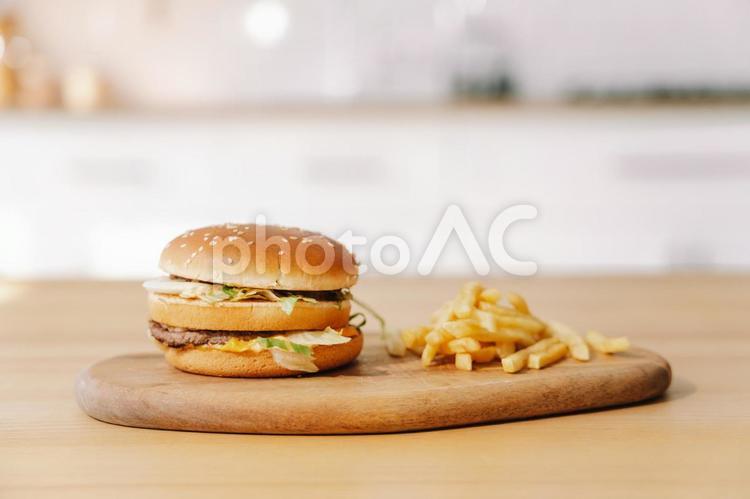 ２段になったハンバーガーとポテト ハンバーガー,パン,食事の写真素材