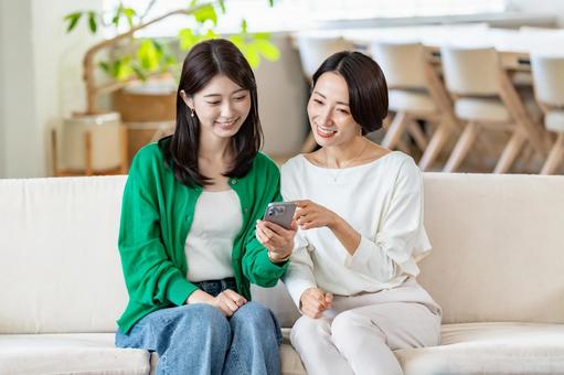 スマホを見る女性 スマホを見る女性 スマートフォン,スマホ,女性の写真素材