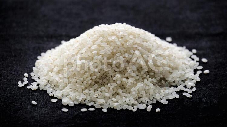 一合の生米を黒背景でスタジオ撮影 米,生米,お米の写真素材