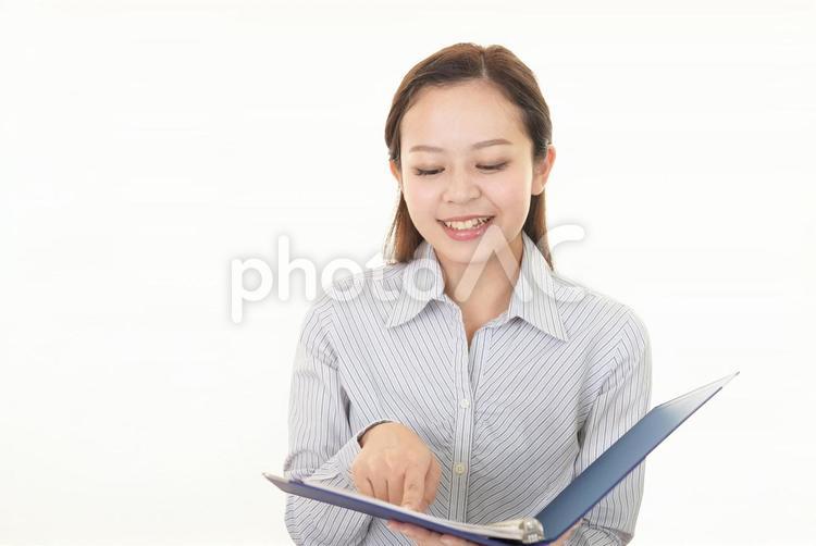 書類を確認するビジネスウーマン 女性,ビジネスウーマン,仕事の写真素材