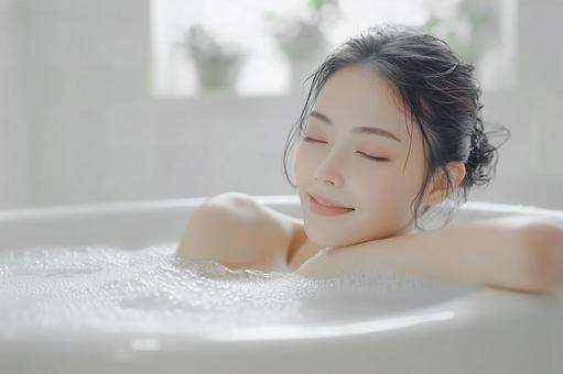 笑顔で泡風呂に浸かる若い日本人の女性 笑顔で泡風呂に浸かる若い日本人の女性の写真