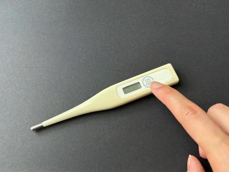 体温計の電源をつける 風邪,病気,体調管理の写真素材