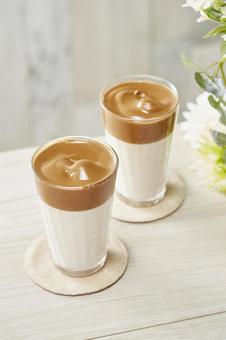 ダルゴナコーヒー ダルゴナコーヒー ダルゴナコーヒー,カフェ風,ペアの写真素材