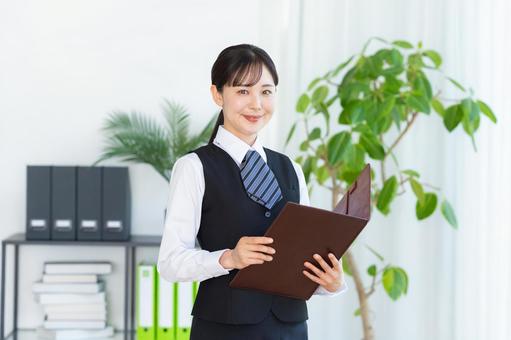 受付のビジネスウーマン 受付,女性,笑顔の写真素材