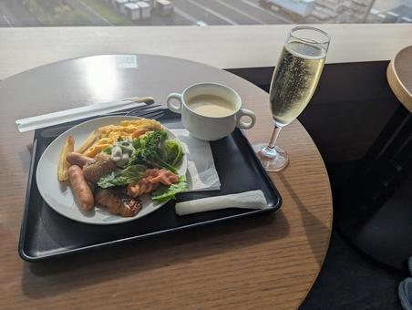 空港ラウンジの美味しいビュッフェ 空港ラウンジの美味しいビュッフェ 空港,飛行機,航空会社の写真素材