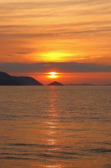 8月上旬の瀬戸内海の日の入りと夕焼け 8月上旬の瀬戸内海の日の入りと夕焼けの写真