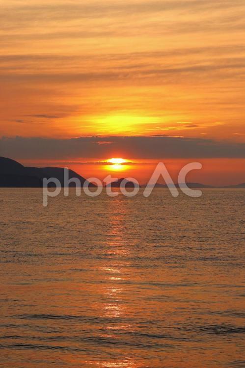 ８月上旬の瀬戸内海の日の入りと夕焼け 日の入り,太陽,夕焼けの写真素材