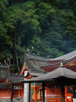 曇天の下の荘厳な熊野那智大社 曇天の下の荘厳な熊野那智大社の写真