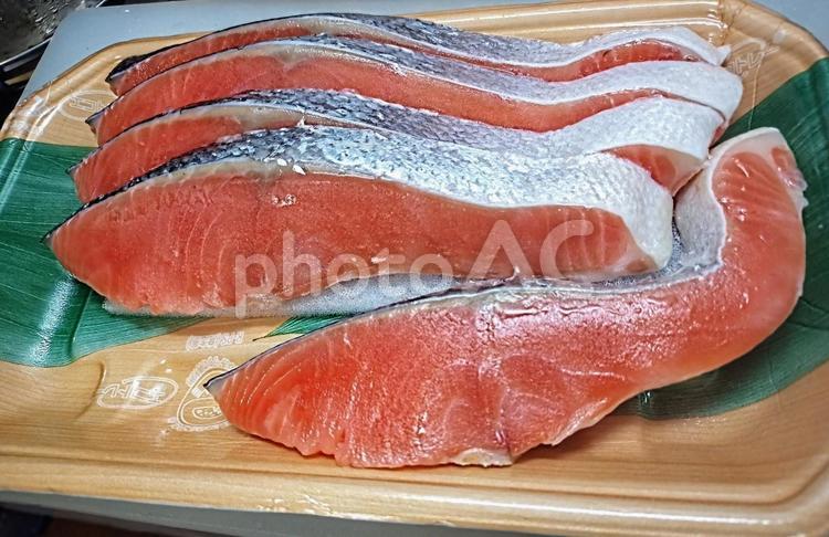 パックの上の鮭の切り身 鮭,切り身,食べ物の写真素材