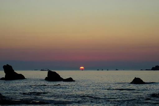 夜明けの太地湾1 太地湾,夜明け,日の出の写真素材