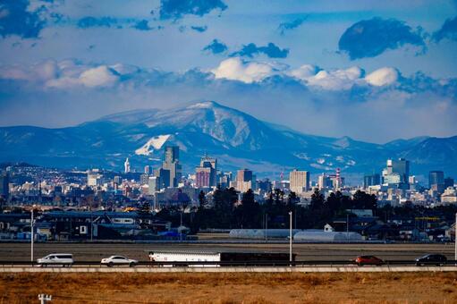 遠景の仙台市街 仙台市,雪山,ビル群の写真素材