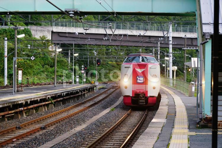 JR伯備線の生山駅に入線する特急やくも jr西日本,jr伯備線,伯備線の写真素材