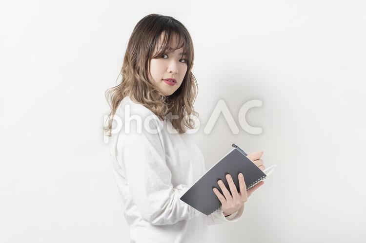 ノートにメモをとる女性 ノート,メモ,女性の写真素材