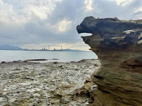 山口県彦島 竹ノ子島の磯辺 山口県彦島 竹ノ子島の磯辺 瀬戸内海,関門海峡,雲の写真素材