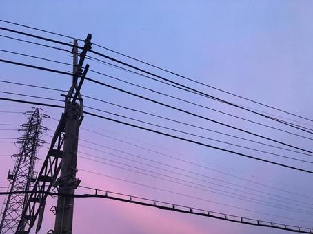 黄昏時の空と送電線と鉄塔 黄昏時の空と送電線と鉄塔 空,風景,鉄塔の写真素材