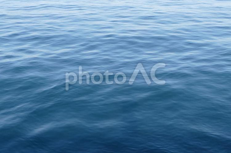 青空が映り込む海面 海,水面,反射の写真素材