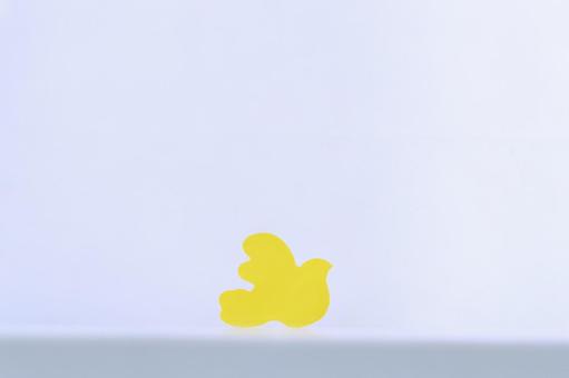 イエローの鳩のアクリルピース_2 イエローの鳩のアクリルピース_2 鳥,カラフル,ピースの写真素材