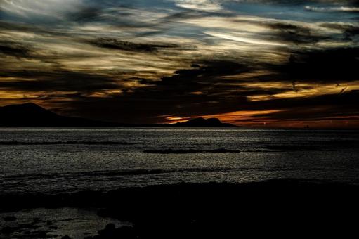 <Goto scenery> Coastal scenery at dawn in summer, landscape, sea, breaking dawn, JPG