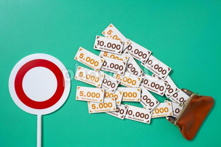 丸印のプラカードとおもちゃの財布とお金 お金,貯金,財布の写真素材