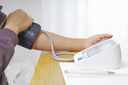 家庭用血圧計で血圧を測定する人の手元 血圧,血圧計,測定の写真素材