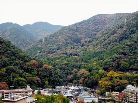 紅葉時期の温泉街 山,風景,空の写真素材