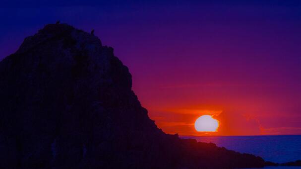 情熱の夕日と海のシルエット 夕日,夕焼け,夕景の写真素材