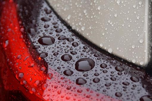 車のボディーについた雨の水玉 車のボディーについた雨の水玉の写真