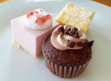 ミニケーキでバイキング2 ケーキバイキング,小さいケーキ,カップケーキの写真素材