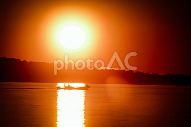 ＜五島風景＞夜明けの海の水光と漁船と太陽 夜明け,海,日の出の写真素材