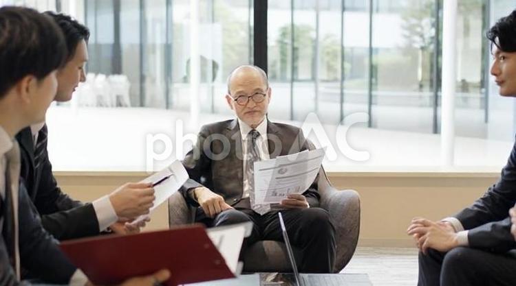 会議をするアジア人経営者 会議,ミーティング,経営者の写真素材