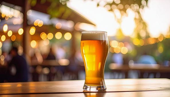 テーブルに置かれた生ビール テーブルに置かれた生ビールの写真