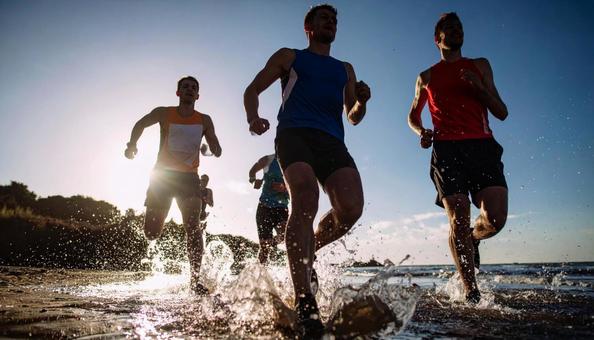トライアスロン マラソンする選手たち トライアスロン マラソンする選手たちの写真