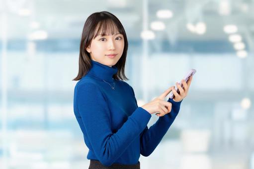 スマホを使う笑顔の女性・ビジネスウーマン スマホを使う笑顔の女性・ビジネスウーマン 女性,スマホ,スマートフォンの写真素材