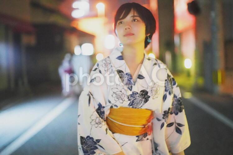 お祭りと浴衣の女の子 後ろ姿,後姿,歩くの写真素材