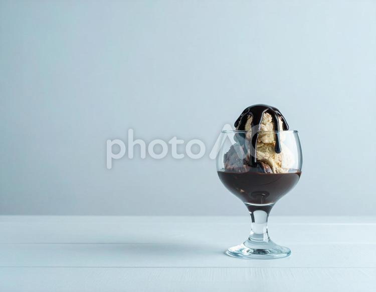 チョコソースとアイスクリーム アイスクリーム,チョコ,チョコレートソースの写真素材