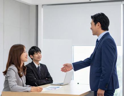 握手を求める会社員 握手を求める会社員の写真
