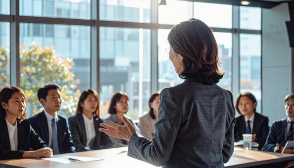 プレゼンテーションをするビジネスマン プレゼンテーションをするビジネスマンの写真