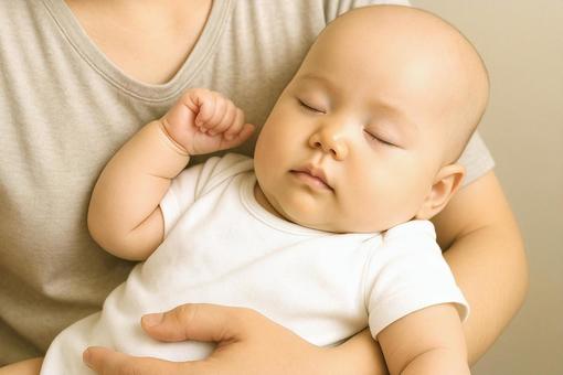 髪の毛がない赤ちゃんの写真